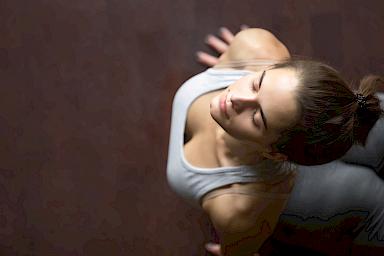 Junge Frau macht Yoga in Göttingen